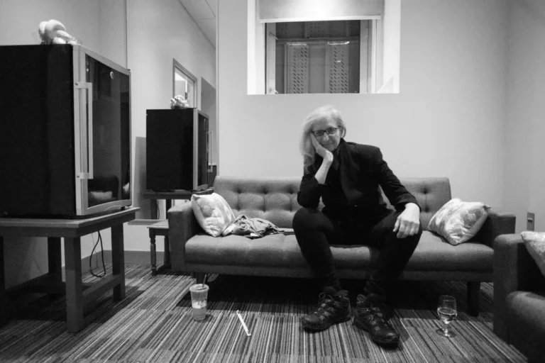 Annie Leibovitz: Παρουσιάζει τη δική της “Wonderland” μέσα από ένα νέο βιβλίο και μία μεγάλη έκθεση