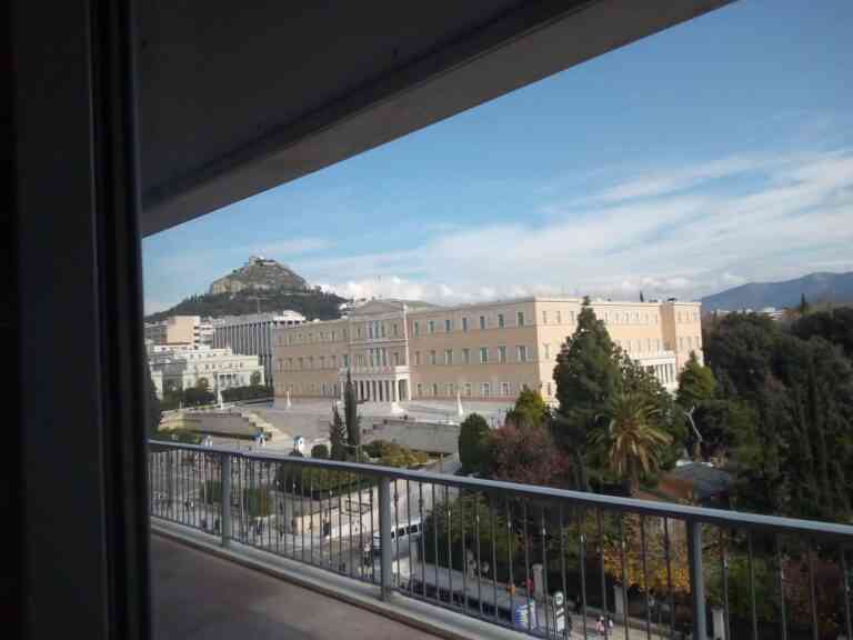 Οικία γεμάτη ιστορία του ψυχιάτρου Κατακουζηνού στο Σύνταγμα