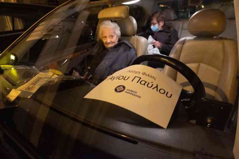 Βόλτα χαράς με ταξί στη στολισμένη Αθήνα