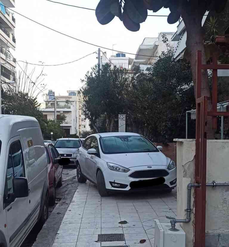Με… σλάλομ στα πεζοδρόμια για να αποφύγουν ΙΧ και μηχανάκια