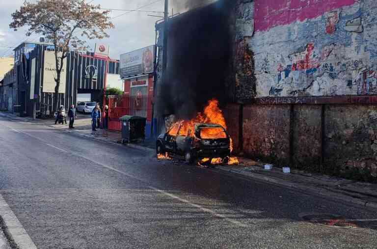 Αυτοκίνητο κάηκε ολοσχερώς στην Πειραιώς