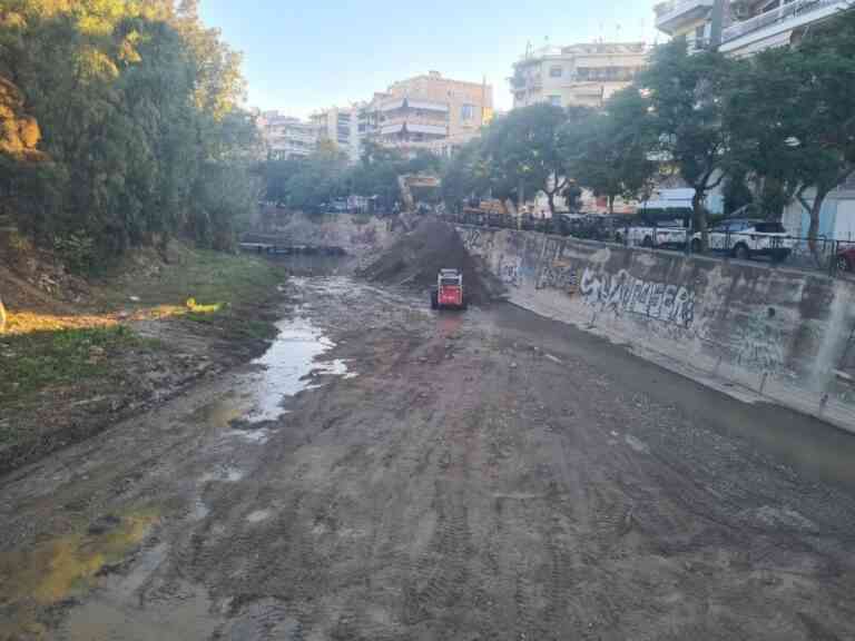 Με εντατικούς ρυθμούς οι καθαρισμοί των ρεμάτων σε όλη την Αττική από τα συνεργεία της Περιφέρειας