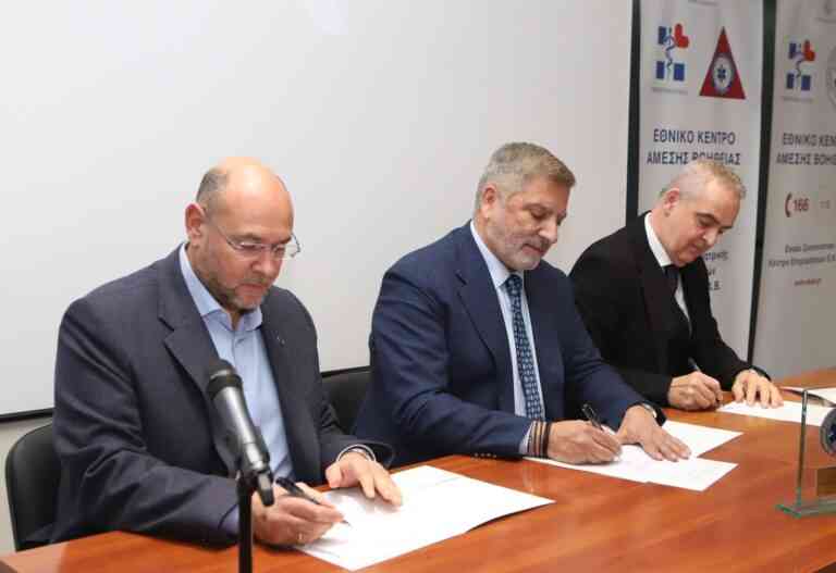 3,4 εκ. ευρώ από την Περιφέρεια Αττικής στο ΕΚΑΒ για προμήθεια 52 ασθενοφόρων