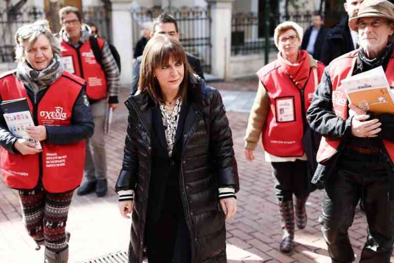 Η τυχαία συνάντηση της Προέδρου της Δημοκρατίας με τους πωλητές της «Σχεδίας»