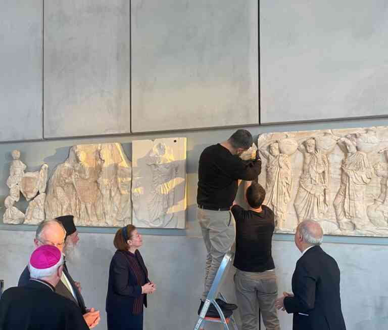 Οριστική επανένωση: Επέστρεψαν θραύσματα του Παρθενώνα από το Βατικανό