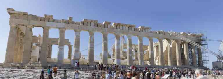 Σύλληψη 26χρονου στην Ακρόπολη που μάζευε για «σουβενίρ» μάρμαρα από τον ιερό βράχο