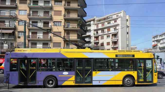 Σύγκρουση τρόλεϊ με φορτηγό στην Πατησίων