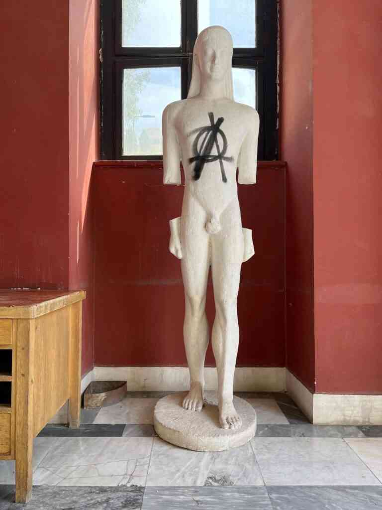 Εικόνες θλίψης στο Πολυτεχνείο – Βανδαλισμοί, συνθήματα και φθορές σε γλυπτά και τοίχους