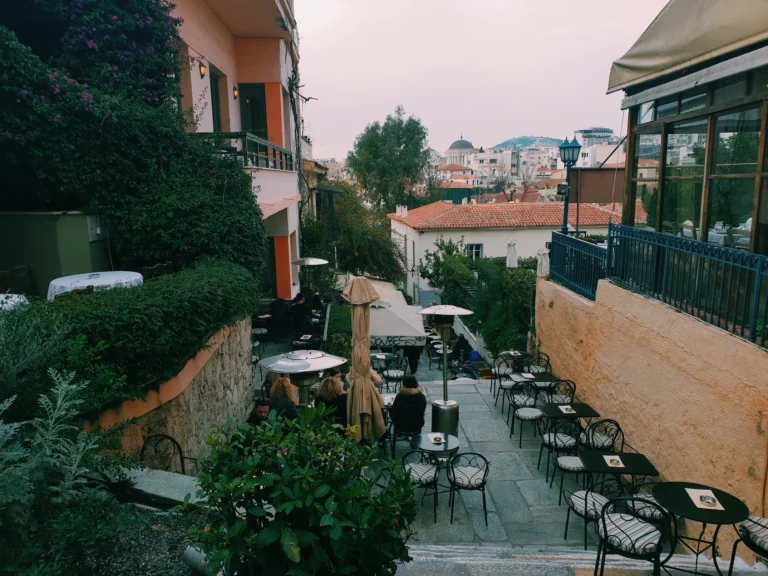 «Φρένο» στα τραπεζοκαθίσματα στους 8 νέους πεζόδρομους και στις 4 πλατείες στο Εμπορικό Τρίγωνο της Αθήνας