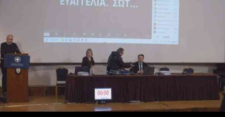 Προπηλακισμοί στο Περιφερειακό Συμβούλιο της Αθήνας – Άρπαξαν από τον πρόεδρο τον υπολογιστή και το μικρόφωνο (Video)