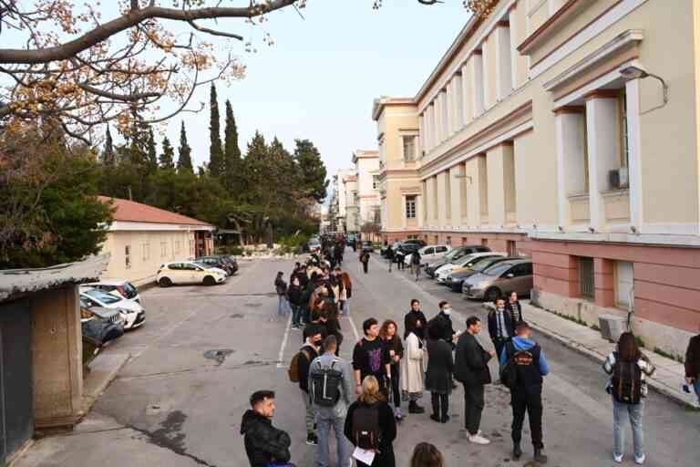Ξεπέρασε κάθε προσδοκία η συγκλονιστική ανταπόκριση των Αθηναίων που σπεύδουν να δώσουν αίμα για τους τραυματίες (ΦΩΤΟ+ΒΙΝΤΕΟ)
