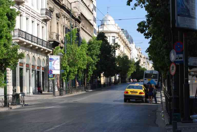 Οδός Σταδίου: Οι κύκλοι της φωτιάς και της παρακμής από τη δεκαετία του ’80