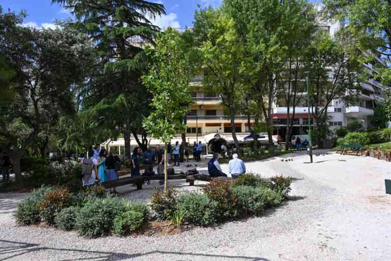 1.120 νέα φυτά «ανάσα» για την πλατεία «Σοφία Βέμπο» στους Αμπελοκήπους
