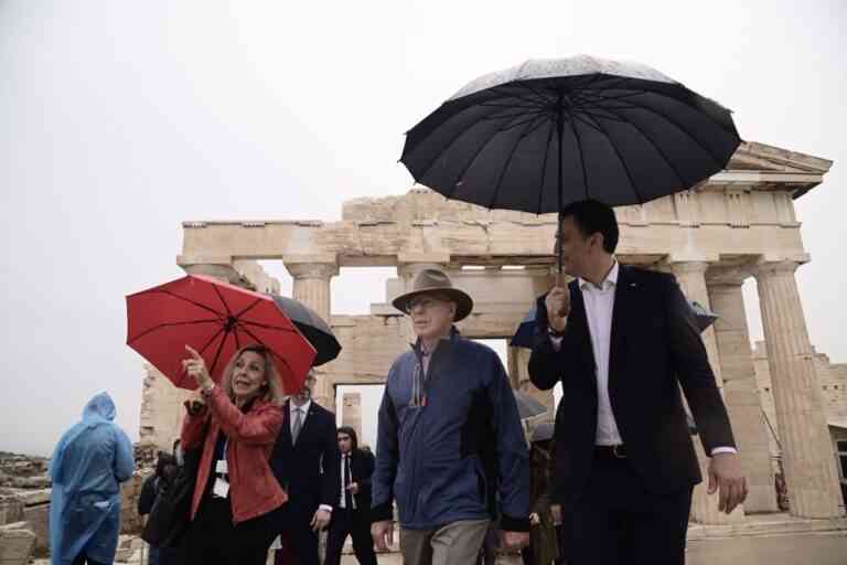 Στην Ακρόπολη ο Γενικός Κυβερνήτης Αυστραλίας D. Hurley με τον Έλληνα Υπουργό Τουρισμού