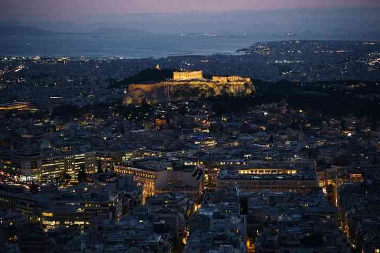 Την αυστηρή τήρηση του νόμου για την προβολή τους με αφίσες και φυλλάδια ζητά από τα κόμματα ο Δήμος Αθηναίων 
