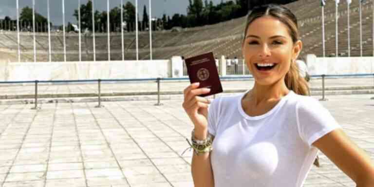 Με ελληνικό διαβατήριο η Μαρία Μενούνος φωτογραφίζεται στο Καλλιμάρμαρο