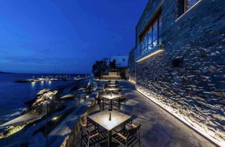 Deck Bar – Restaurant: Με θέα τον κόλπο της γραφικής Νάουσας