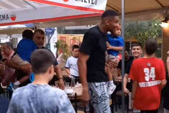 Στον Βύρωνα για σουβλάκια ο Γιάννης Αντετοκούνμπο (ΦΩΤΟ + Video)