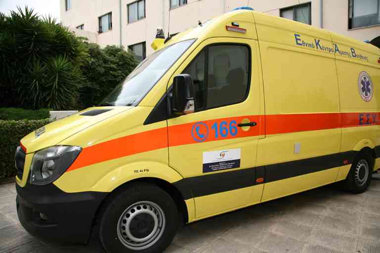 Η Περιφέρεια Αττικής απαντά για τον διαγωνισμό προμήθειας ασθενοφόρων του ΕΚΑΒ