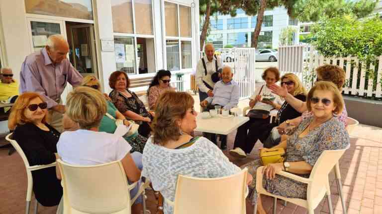 Ξεκίνησαν τα «μπάνια του λαού» στη Γλυφάδα
