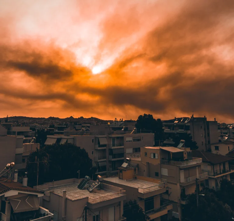 Σε κόκκινο συναγερμό η Αττική – Υψηλός κίνδυνος εκδήλωσης πυρκαγιάς (επίπεδο 5)