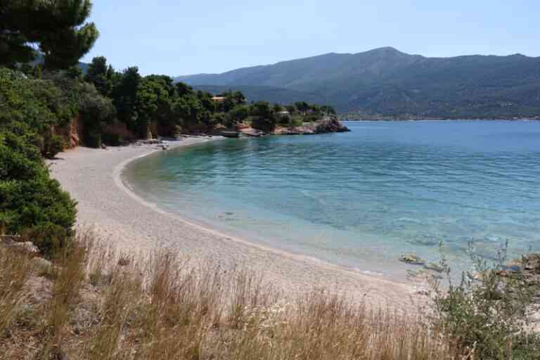 Η γαλαζοπράσινη και ελεύθερη παραλία δίπλα στην Αθήνα για να απλώσεις την πετσέτα σου ανενόχλητος (Video)