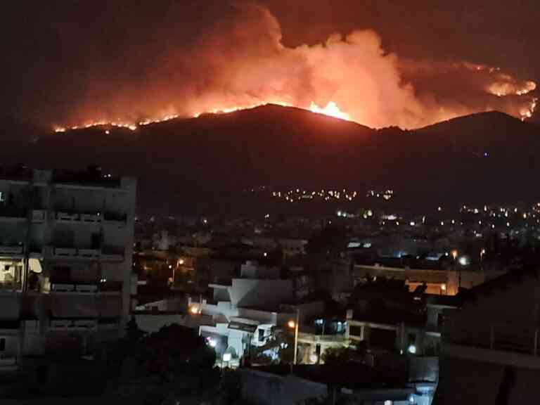 Νύχτα αγωνίας | Στους πρόποδες της Πάρνηθας το πύρινο μέτωπο