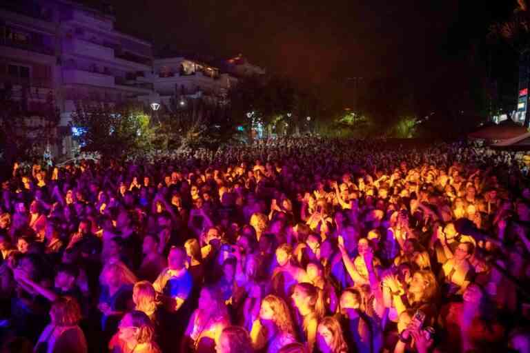 Συναυλία ΠΥΞ ΛΑΞ στην πλατεία Γέρακα για τους πληγέντες της Θεσσαλίας