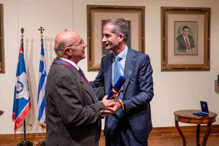 Με το Μετάλλιο του Δήμου Αθηναίων τιμήθηκε ο εμβληματικός αναμορφωτής του Φεστιβάλ Αθηνών, Γιώργος Λούκος  (ΦΩΤΟ)