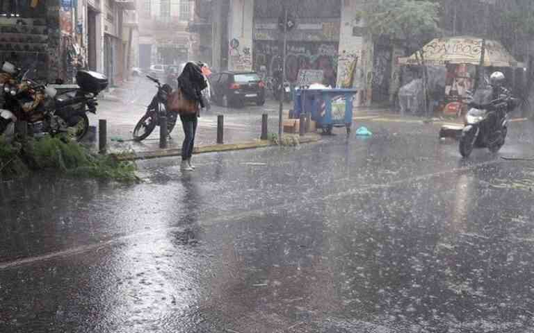 Άνοιξαν οι ουρανοί στην Αθήνα | Σφοδρή βροχόπτωση με δρόμους ποτάμια