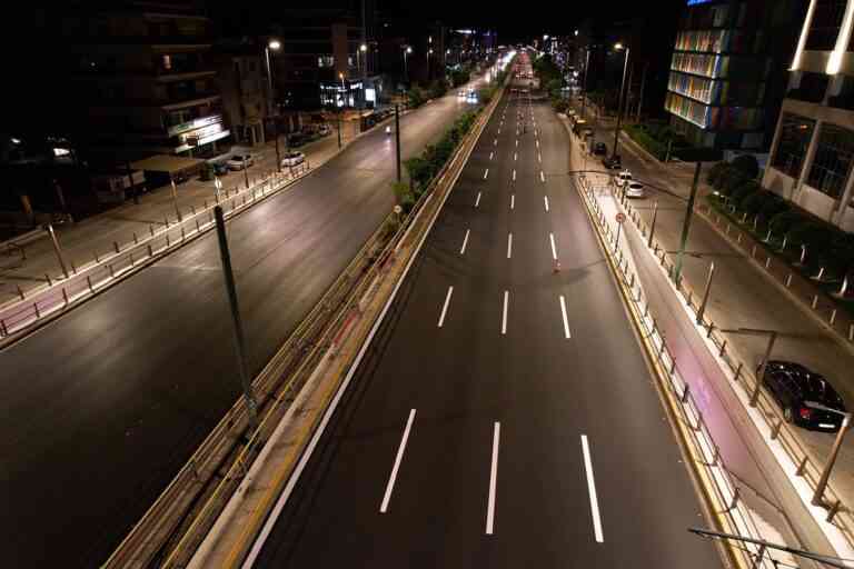 Σε εξέλιξη οι εργασίες διαγράμμισης στη Λ. Συγγρού (ΦΩΤΟ + Video)