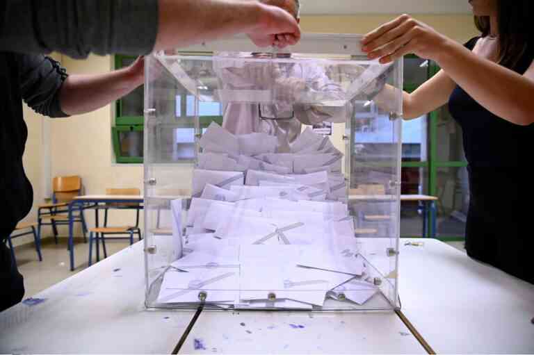 Η μάχη του σταυρού σε Αθήνα και Πειραιά | Ποιοι προηγούνται