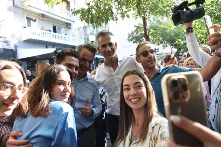 Η βόλτα Μητσοτάκη – Μπακογιάννη στο κέντρο της Αθήνας (ΦΩΤΟ)