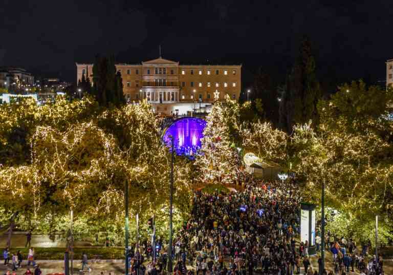 Φωταγωγήθηκε το εντυπωσιακό Χριστουγεννιάτικο δέντρο στην Πλατεία Συντάγματος (ΦΩΤΟ)