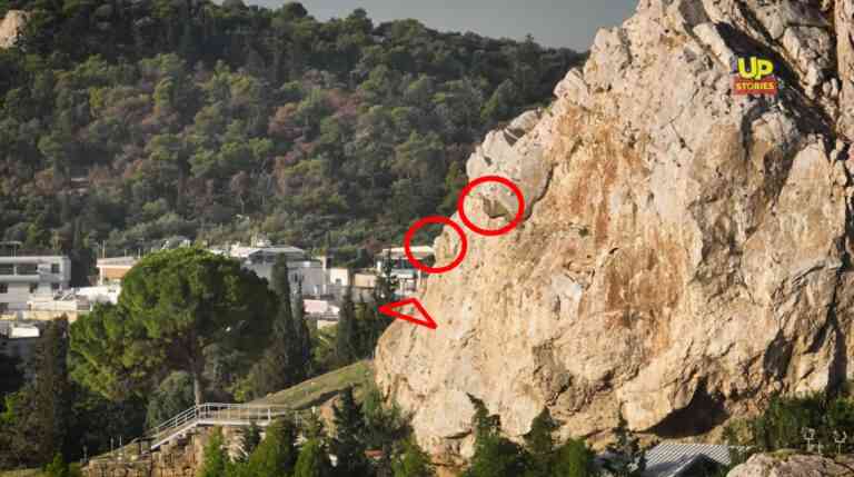 Το μυστήριο με το λαξευμένο πρόσωπο άνδρα στον ιερό βράχο της Ακρόπολης (Video)