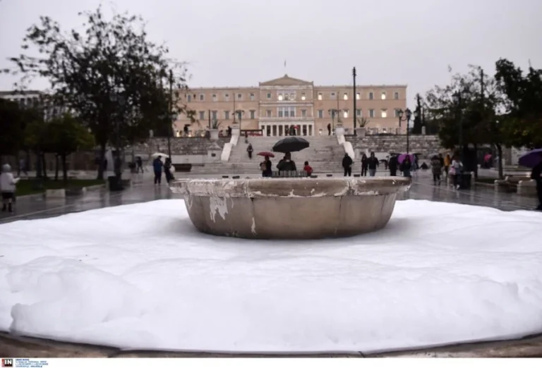 Με σαπουνάδα γέμισε πάλι το σιντριβάνι στην πλατεία Συντάγματος (ΦΩΤΟ)