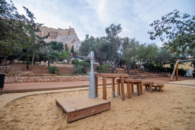 Η νέα, σύγχρονη παιδική χαρά στην Ακρόπολη (ΦΩΤΟ)