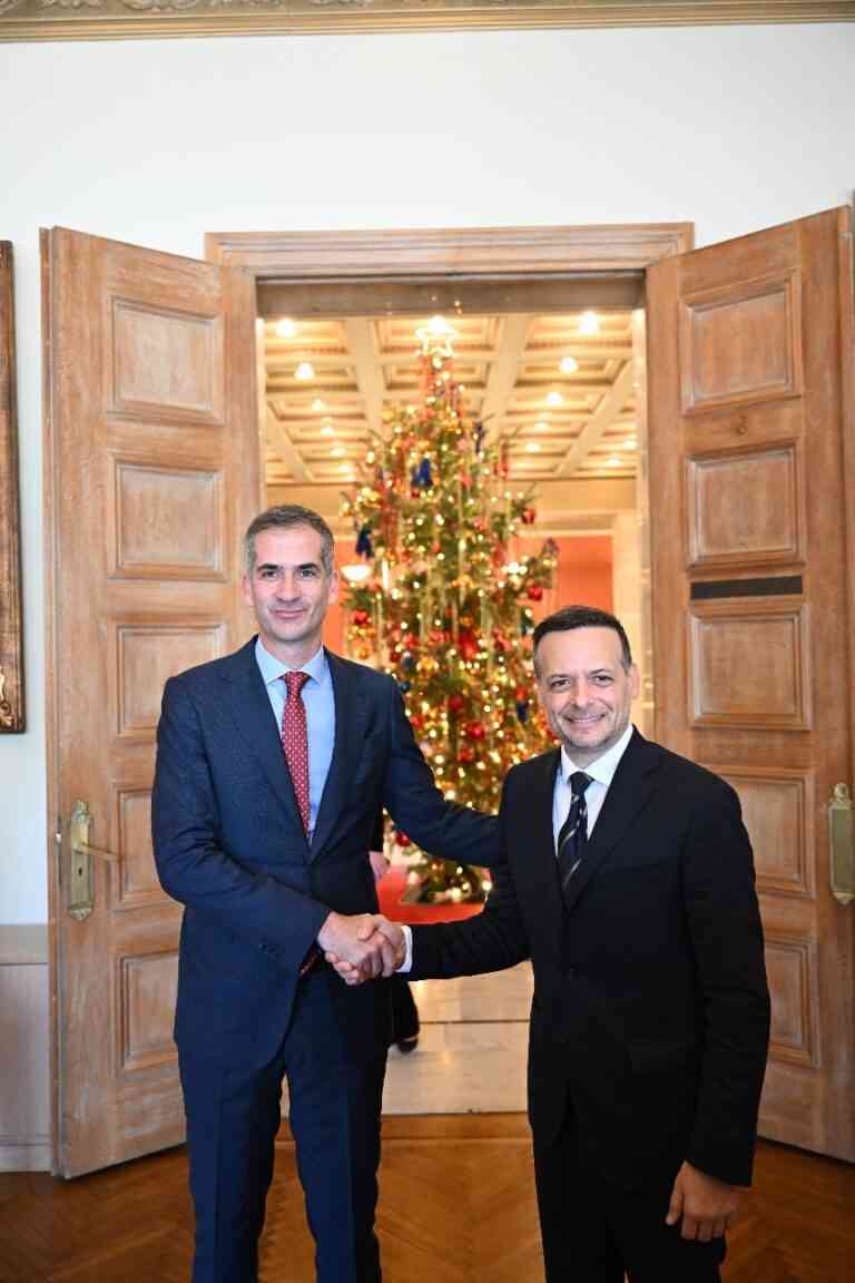 Αλλαγή σκυτάλης στην Αθήνα | Ο Κ.Μπακογιάννης παρέδωσε τα «κλειδιά» της πόλης στον Χ.Δούκα
