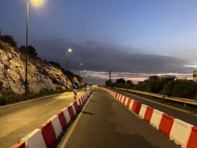 Κατεπείγουσα αποκατάσταση των πρανών στα λιμανάκια της Βάρκιζας