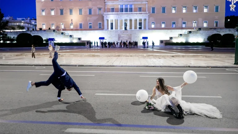 Οι νεόνυμφοι που τράβηξαν τα φλας με φόντο τη Βουλή (ΦΩΤΟ + VIDEO)