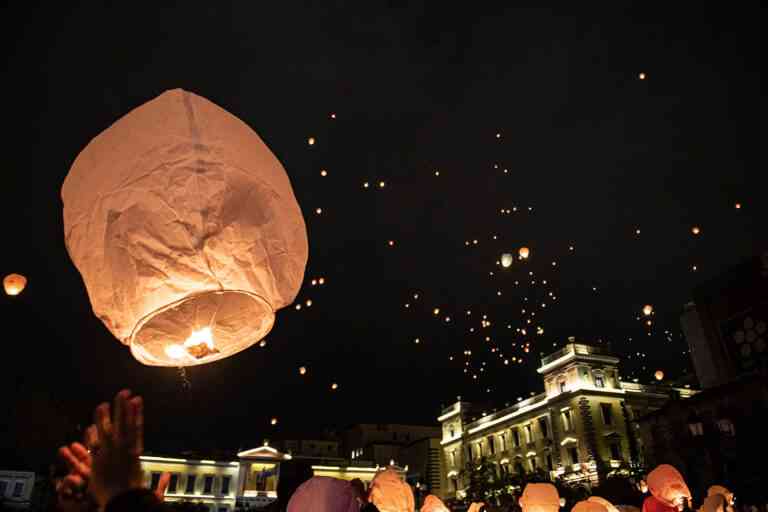 Η «Νύχτα των Ευχών» από την Πλατεία Κοτζιά θα φωτίσει και φέτος όλη την Αθήνα