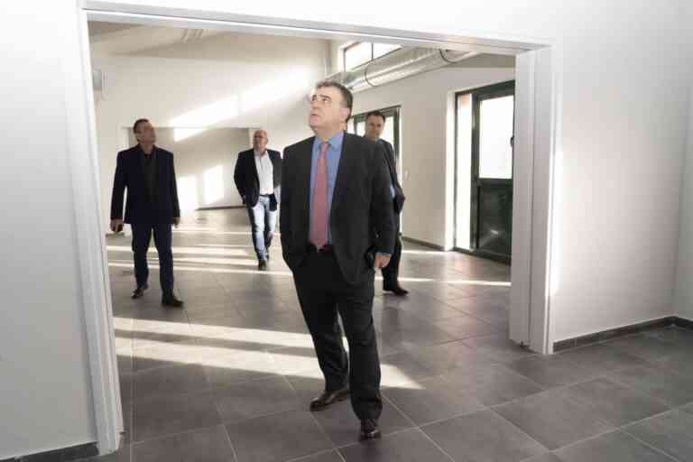 Αυτοψία του δημάρχου Παλλήνης στο κτίριο του Διοικητηρίου της Ανθούσας
