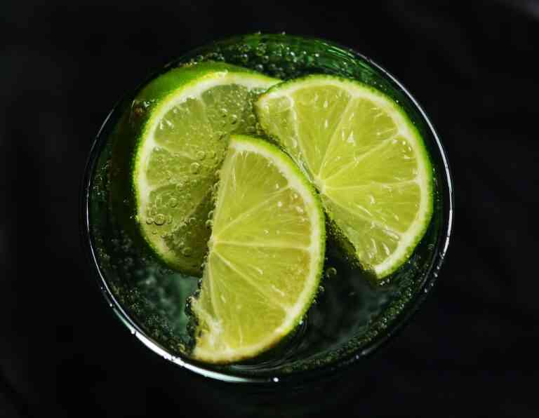 9 detox ροφήματα για επίπεδη κοιλιά μετά από ένα βαρύ γεύμα