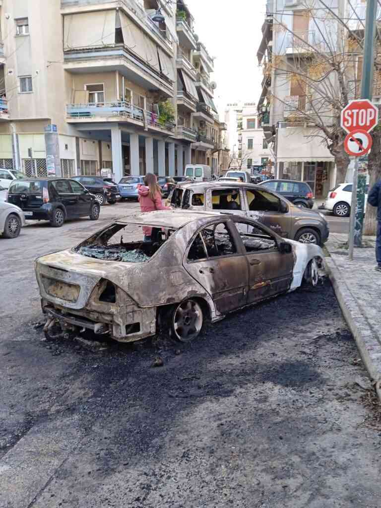 Στις φλόγες τρία αυτοκίνητα μετά από εμπρησμό στα Πατήσια (ΦΩΤΟ)