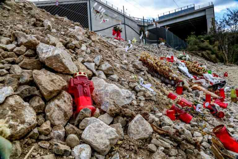 Ένας χρόνος από την τραγωδία των Τεμπών: Οι καμπάνες χτύπησαν πένθιμα 57 φορές στις 10 το πρωί