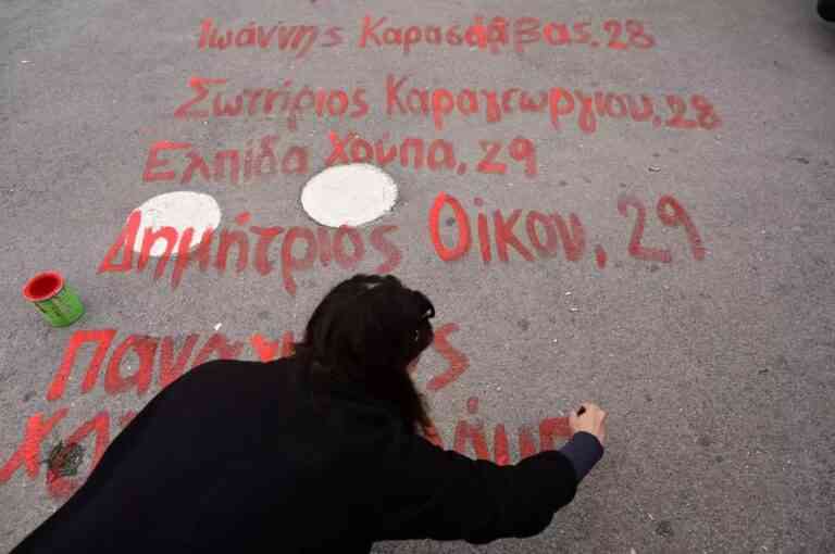 Έγραψαν τα ονόματα των 57 θυμάτων των Τεμπών μπροστά από το μνημείο του Άγνωστου Στρατιώτη (ΦΩΤΟ)