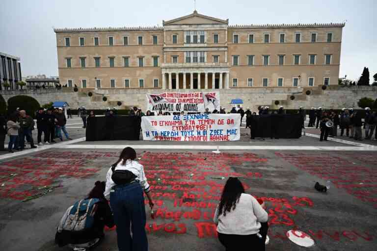 Έγραψαν ξανά τα ονόματα των 57 θυμάτων στα Τέμπη μπροστά από τη Βουλή (ΦΩΤΟ + VIDEO)