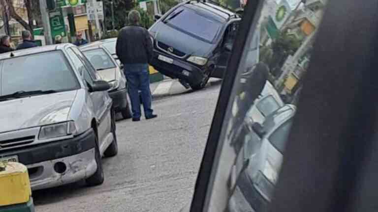 Απίστευτο τροχαίο στο Γαλάτσι. ΙΧ «ανέβηκε» σε παρκαρισμένα αυτοκίνητα (ΦΩΤΟ)