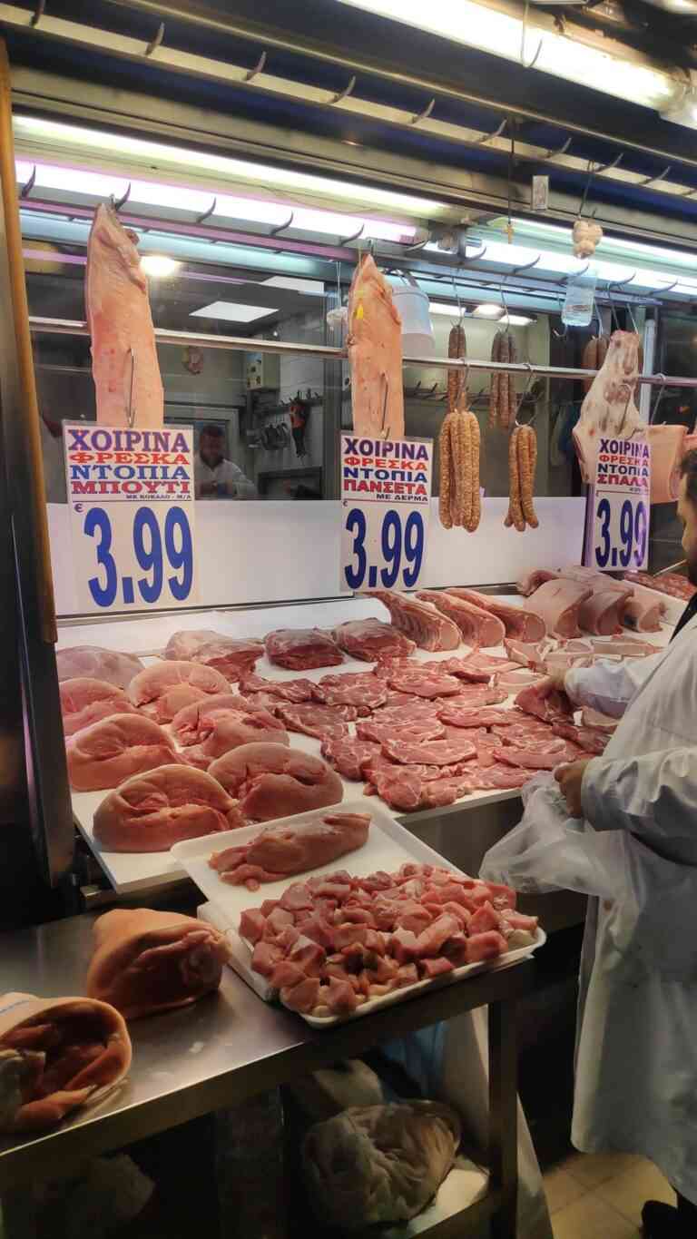 Πού κυμαίνονται οι τιμές για την εβδομάδα της Τσικνοπέμπτης στη Βαρβάκειο αγορά