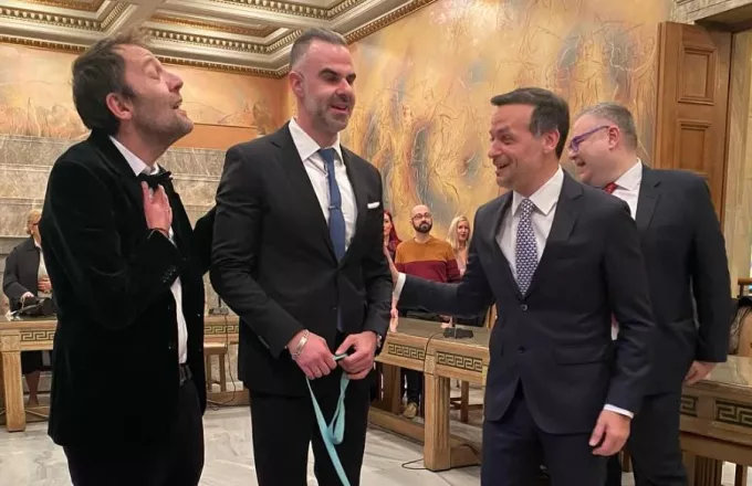 Ο Αύγουστος Κορτώ παντρεύτηκε τον σύντροφό του στο Δημαρχείο Αθηνών (ΦΩΤΟ)